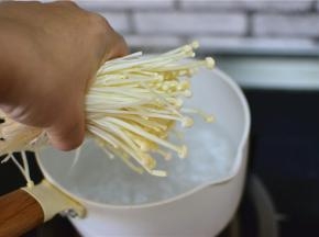 锅中水开，下金针菇
