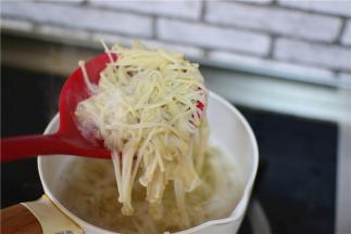 捞出来，过凉水，攥干水份，摆盘