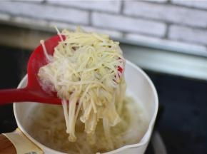 捞出来，过凉水，攥干水份，摆盘