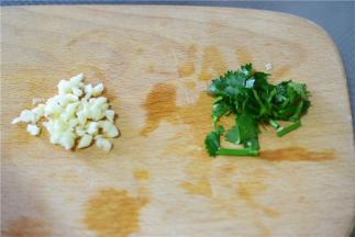 切蒜末，香菜末