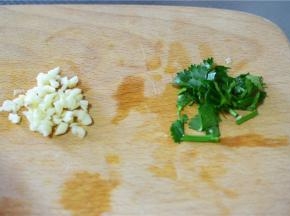 切蒜末，香菜末