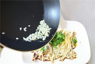 小火炒香蒜末，把蒜油倒在金针菇上，吃的时候拌匀