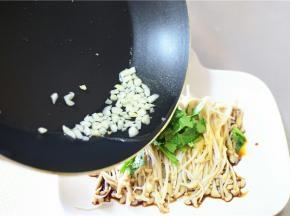 小火炒香蒜末，把蒜油倒在金针菇上，吃的时候拌匀