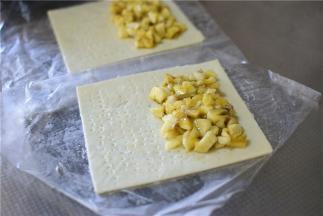 将香蕉放在饼皮一侧