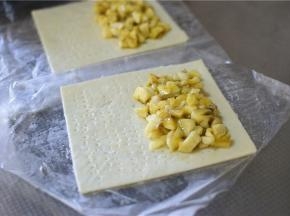 将香蕉放在饼皮一侧