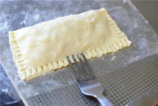 对折饼皮，用叉子在边缘按实