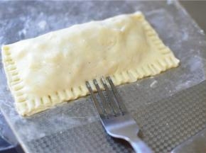 对折饼皮，用叉子在边缘按实
