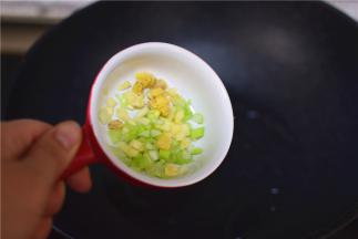 锅中油热，下葱姜蒜炒香