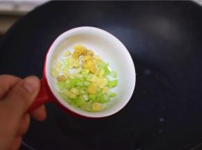 锅中油热，下葱姜蒜炒香