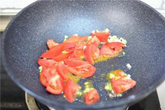 西红柿下锅
