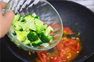 加入焯过的西兰花