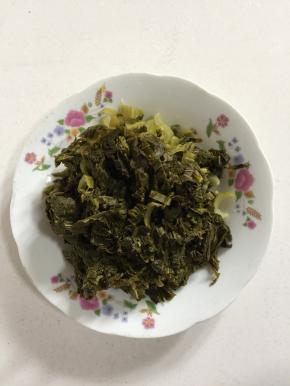 酸菜洗干净切碎备用！