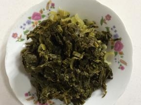 酸菜洗干净切碎备用！