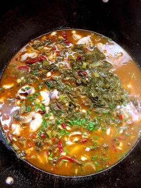 起锅前加入适量的鸡精和葱花调味即可！