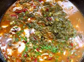 起锅前加入适量的鸡精和葱花调味即可！