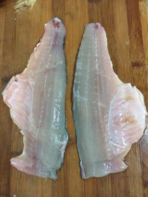 去掉鱼头，把鱼肉沿着鱼骨，片下来！