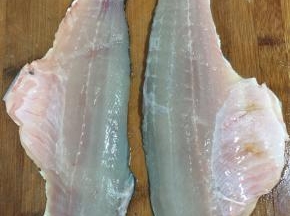 去掉鱼头，把鱼肉沿着鱼骨，片下来！