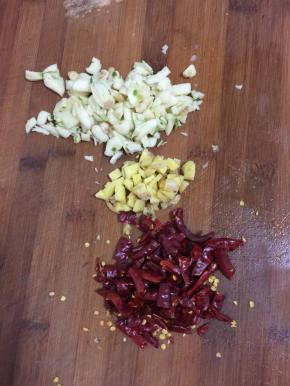 蒜瓣切碎，生姜切成小丁，干辣椒切成段备用！