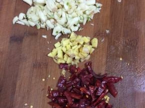 蒜瓣切碎，生姜切成小丁，干辣椒切成段备用！