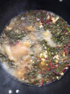 加入适量的水烧开，放入一勺盐！