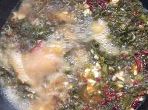 加入适量的水烧开，放入一勺盐！