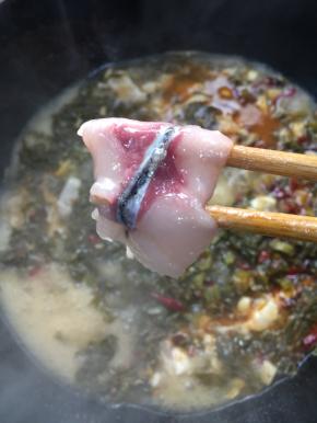 把腌制好的鱼片一片一片的放进锅里煮3分钟左右即可！