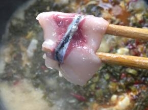把腌制好的鱼片一片一片的放进锅里煮3分钟左右即可！