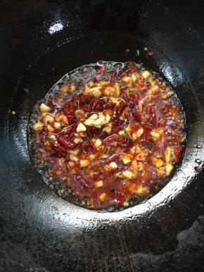 锅烧热倒入适量的油烧至七成热，放入蒜瓣，生姜，花椒，干辣椒，郫县豆瓣酱炒出香味儿来！