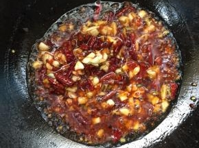 锅烧热倒入适量的油烧至七成热，放入蒜瓣，生姜，花椒，干辣椒，郫县豆瓣酱炒出香味儿来！