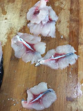 把鱼肉斜着切，第一刀连着第二刀切断，切成漂亮的蝴蝶花刀！