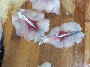 把鱼肉斜着切，第一刀连着第二刀切断，切成漂亮的蝴蝶花刀！