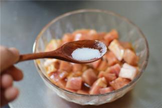 加生抽、料酒、蛋清、盐