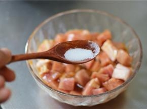 加生抽、料酒、蛋清、盐