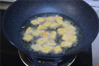 锅中油七成热，炸肉段