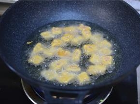 锅中油七成热，炸肉段