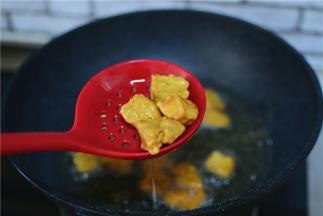 表面变硬，捞出来控油