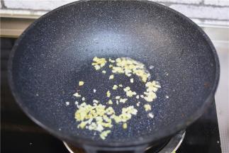 锅中底油，炒香姜蒜