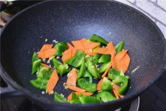 加青椒、胡萝卜，炒匀