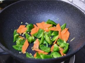 加青椒、胡萝卜，炒匀