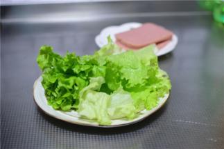 生菜洗净，火腿切片