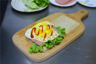 放一个煎鸡蛋，挤上番茄酱。