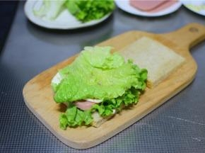再放一片生菜，挤上沙拉酱。