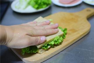 盖上另一片吐司，用手压实