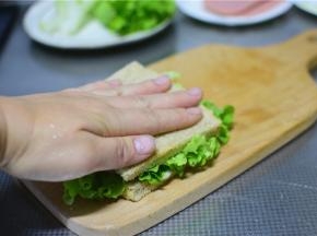 盖上另一片吐司，用手压实