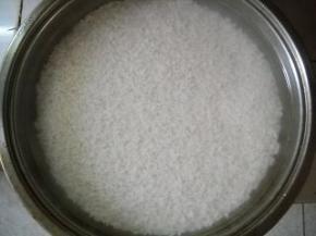 准备好糯米，洗净。