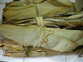 准备好干粽叶。