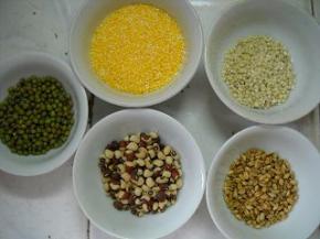 准备好麦仁、玉米碎、绿豆、花豆、高粱仁。