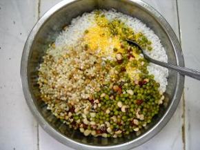 将杂粮洗净，与糯米拌匀。