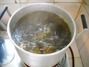 准备一大锅，放入包好的粽子；加入的水一定要淹没粽子；大火煮开，中火煮1小时即熟。