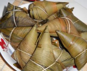 煮好的粽子可蘸糖食用。因为糯米没泡过，煮好的粽子紧密、结实、有嚼头。